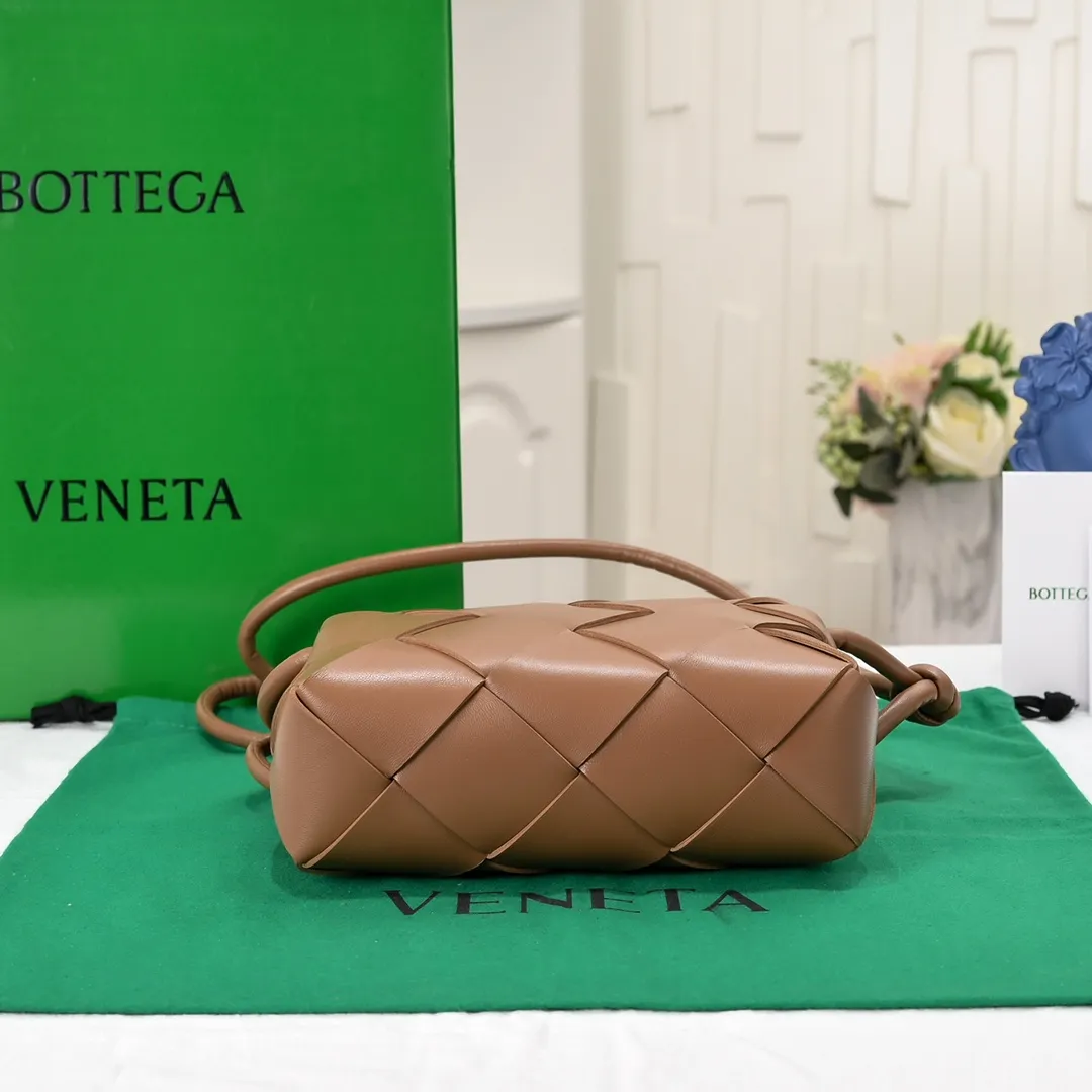 Batch 1360 #BV New Cassette camera bag📷Classic sheepskin woven material, matte texture, soft and delicate, high-end fashionable and unobtrusive. Clever handwork makes its structure very three-dimensional, so it also brings a large capacity, the bag body is very simple and attractive, giving everyone a fashionable and interesting visual experience. Zipper opening and closing, practical, lightweight when carried on the body, and the upper body has an American feel and is a bit playful and cute [Hey ha] Size: 22x14x10, Model: 6600#